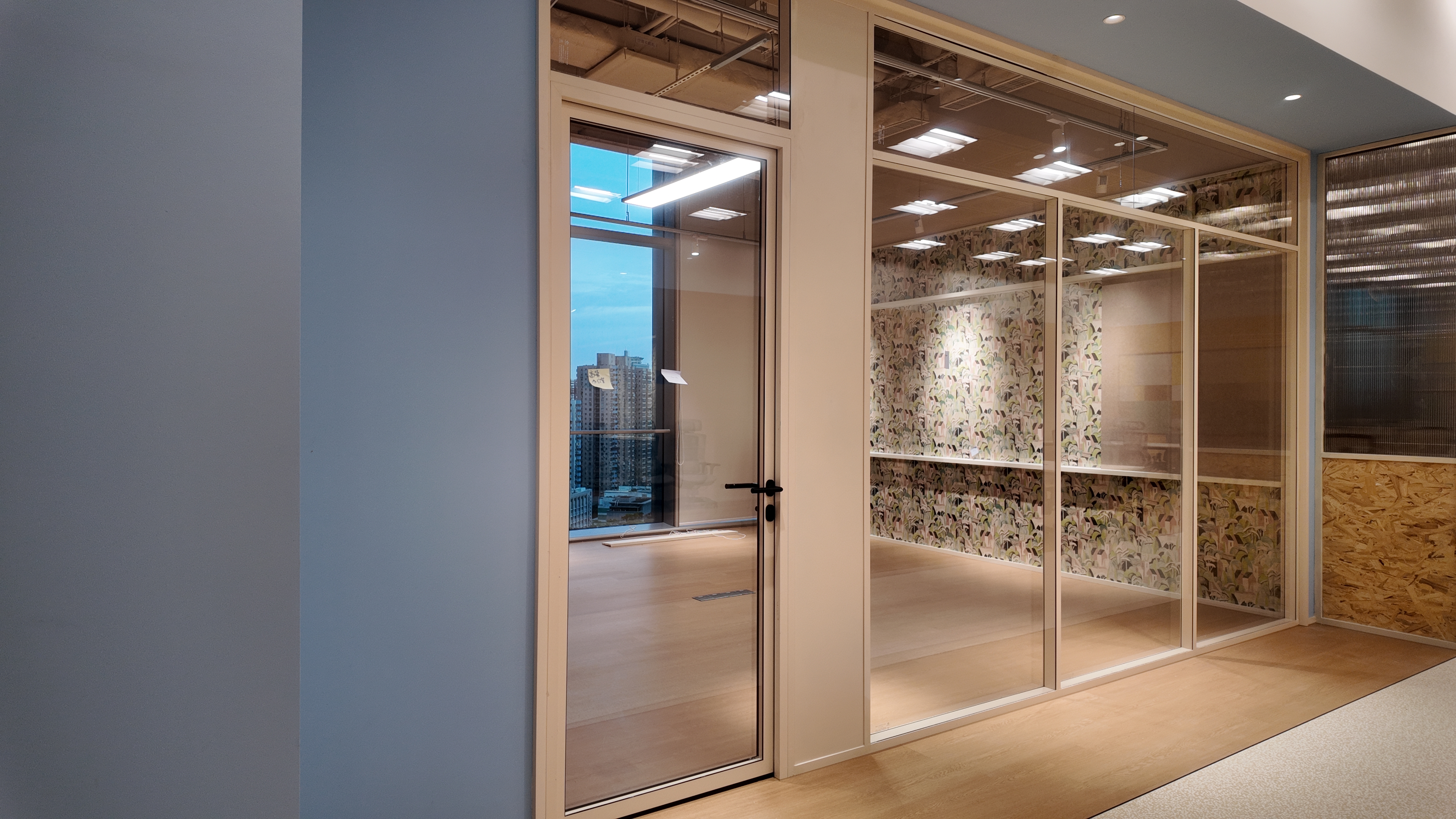 全景单层玻璃隔断展示图 1